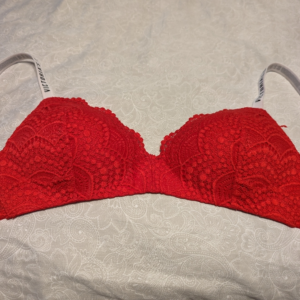 Victoria’s Secret Red lace bra 32D wireless